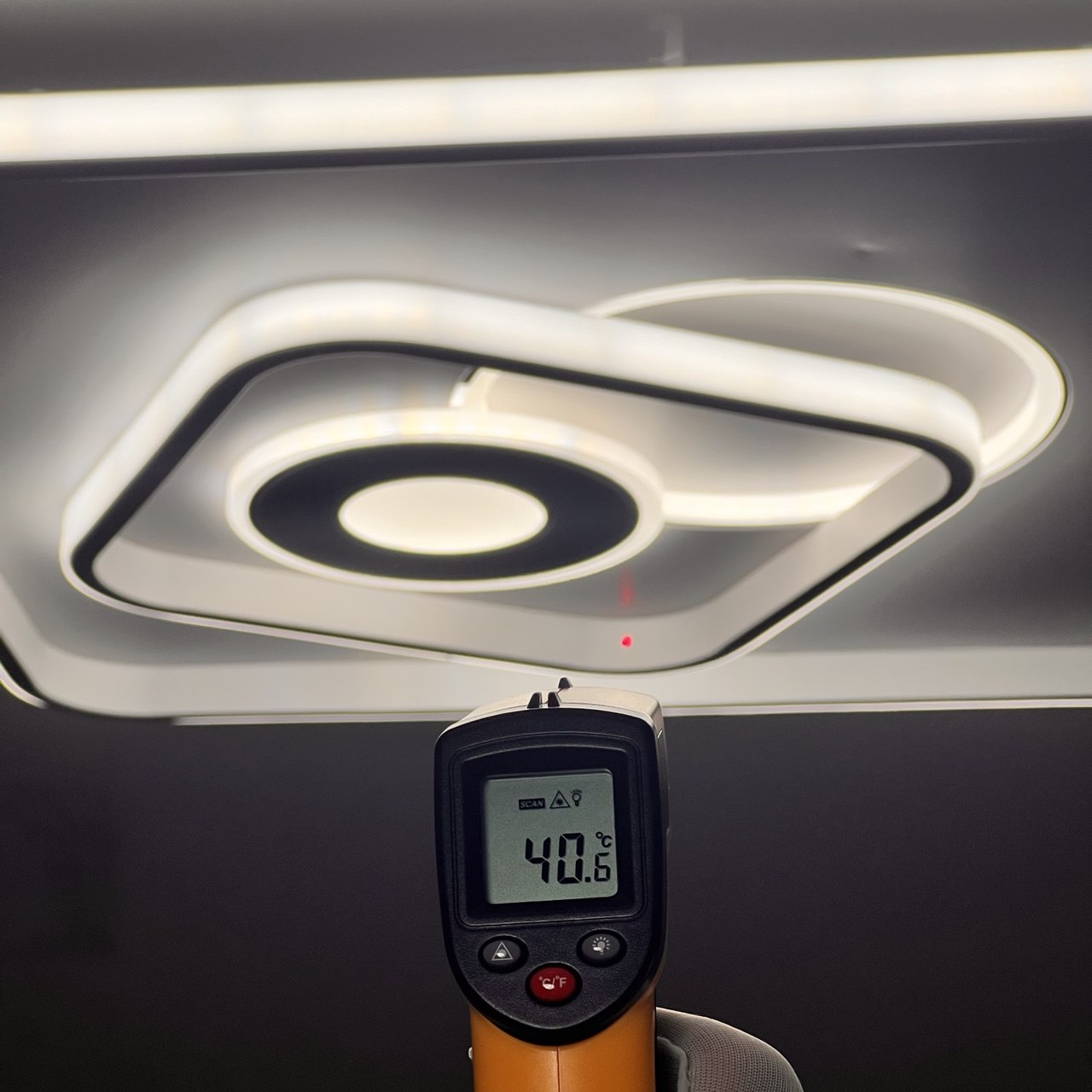 Вимірювання температури сучасної LED люстри